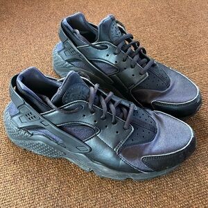 Nike Air Huarache Shoe - Black